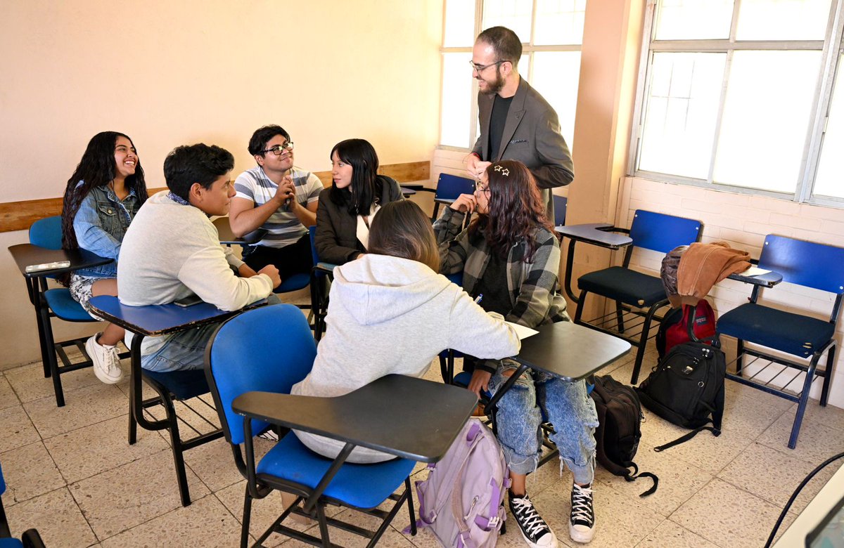 uaemorelos's tweet image. 🍎 En el marco del Día Internacional contra los #TCA (30/11), estudiantes de Nutrición y Psicología de la #UAEM impartieron una charla en la Facultad de Derecho y Ciencias Sociales. Hablemos de prevención y mitos: porque la información salva vidas. #SaludMental #ComunidadUAEM