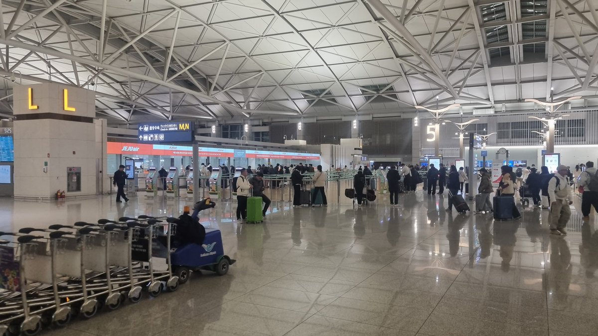 #여행은못가도기분만이라도 
인천공항 1터미널 
1층 입국장 한산
3층 출국장 한산합니다
2024.11.30  오전5시26분