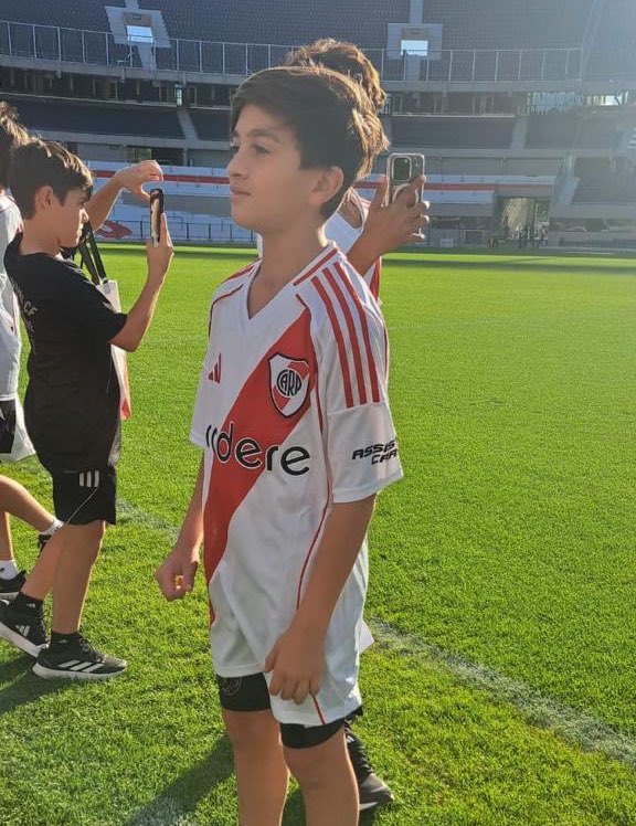 thiago messi:

ni a palo me pongo esta negrada / sacame una foto con la del mas grande che
