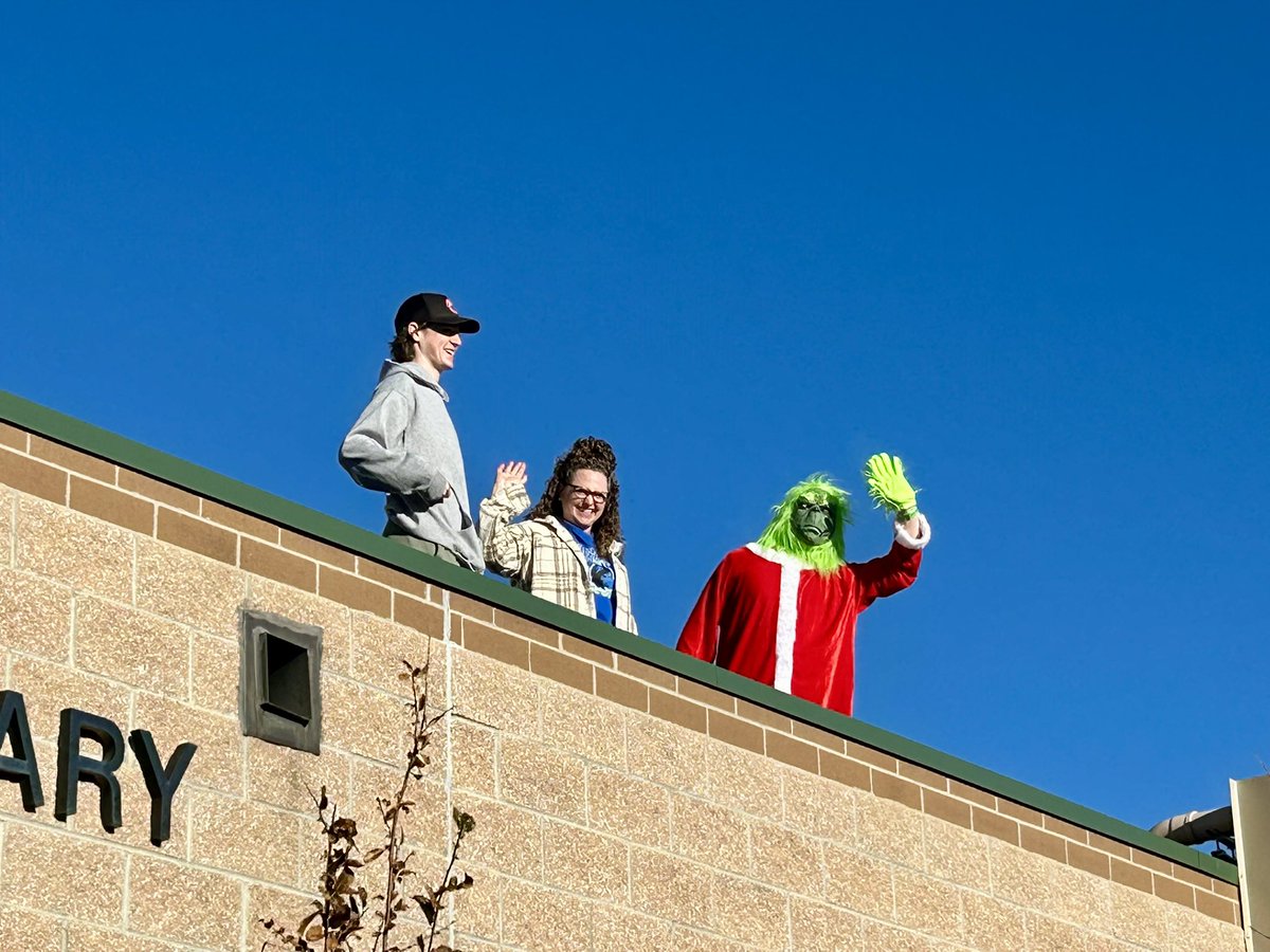 SPOTTED: The Grinch on the rooftop at Pioneer, greeting students with his signature scowl! 🎄🎅 Is his heart growing, or is he up to something sneaky? #GrinchOnTheRoof #PioneerHolidays <a href="/dcsdk12/">Douglas County School District</a>