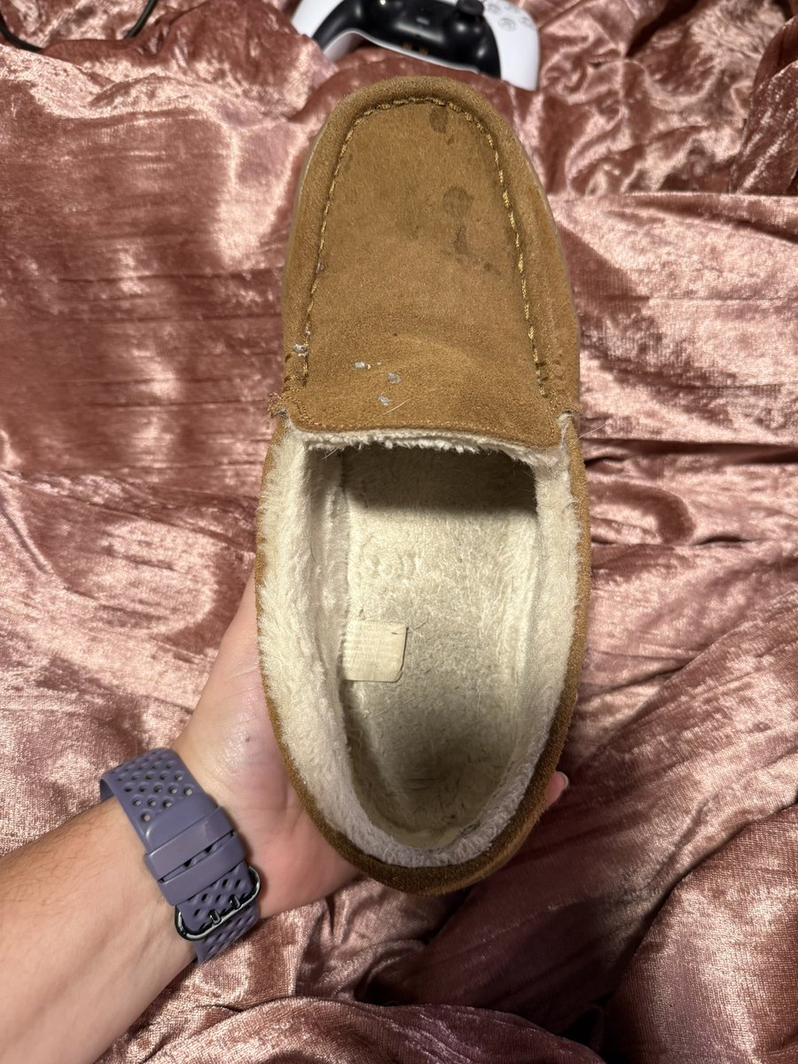 NewNewFeet's tweet photo. “The slippers aren’t ready” me before getting a flash on the filthy toe prints 👃🏼🦶🏼

How many of you want to crawl in there 😉

• smelly shoes • filthy slippers • smelly slippers • smell my feet • dirty shoes • worn shoes for sale • https://t.co/oVaPy1nB5F