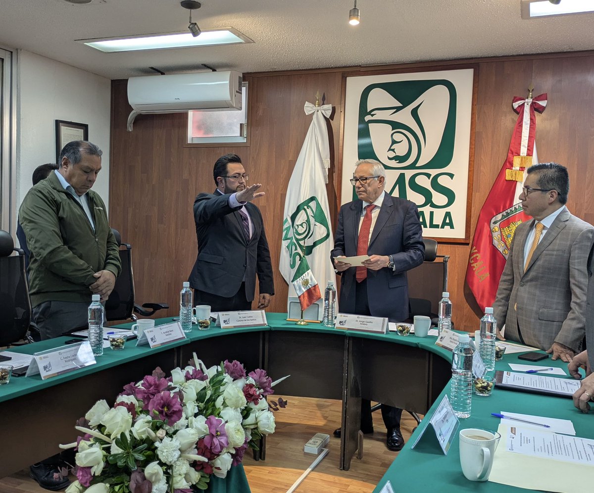 jorgegavino's tweet photo. En representación del Mtro. @zoerobledo le tomé protesta al Dr. Juan Carlos Corona de los Santos como presidente del Consejo Consultivo del OOAD de Tlaxcala (@tlaxcalaIMSS). Además realizamos un recorrido de supervisión por el Hospital General de Subzona #8. https://t.co/EM2vDVUYzw