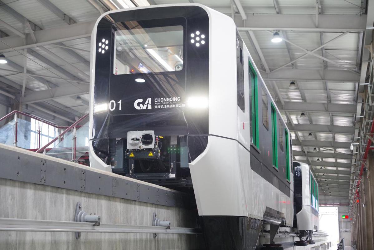 PDChinaBusiness's tweet image. The vehicle for world's first airport transit straddle-type #monorail system rolled off production line recently in southwest China's Chongqing. The automated people mover boasting the highest grade of automation travels between T3A and T3B terminals of Jiangbei International