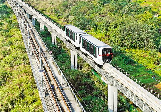 PDChinaBusiness's tweet image. The vehicle for world's first airport transit straddle-type #monorail system rolled off production line recently in southwest China's Chongqing. The automated people mover boasting the highest grade of automation travels between T3A and T3B terminals of Jiangbei International