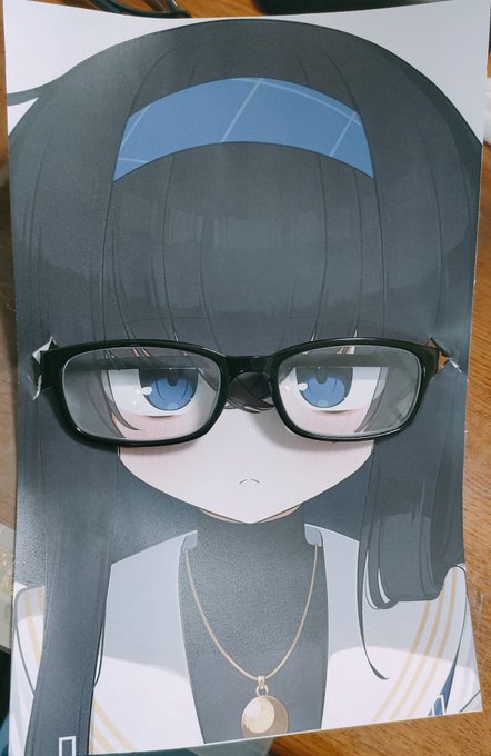 入稿前にコンビニで印刷してきた
古関ウイ_めがね掛けてあげられるアクリルスタンド
こんな感じになる予感です! 