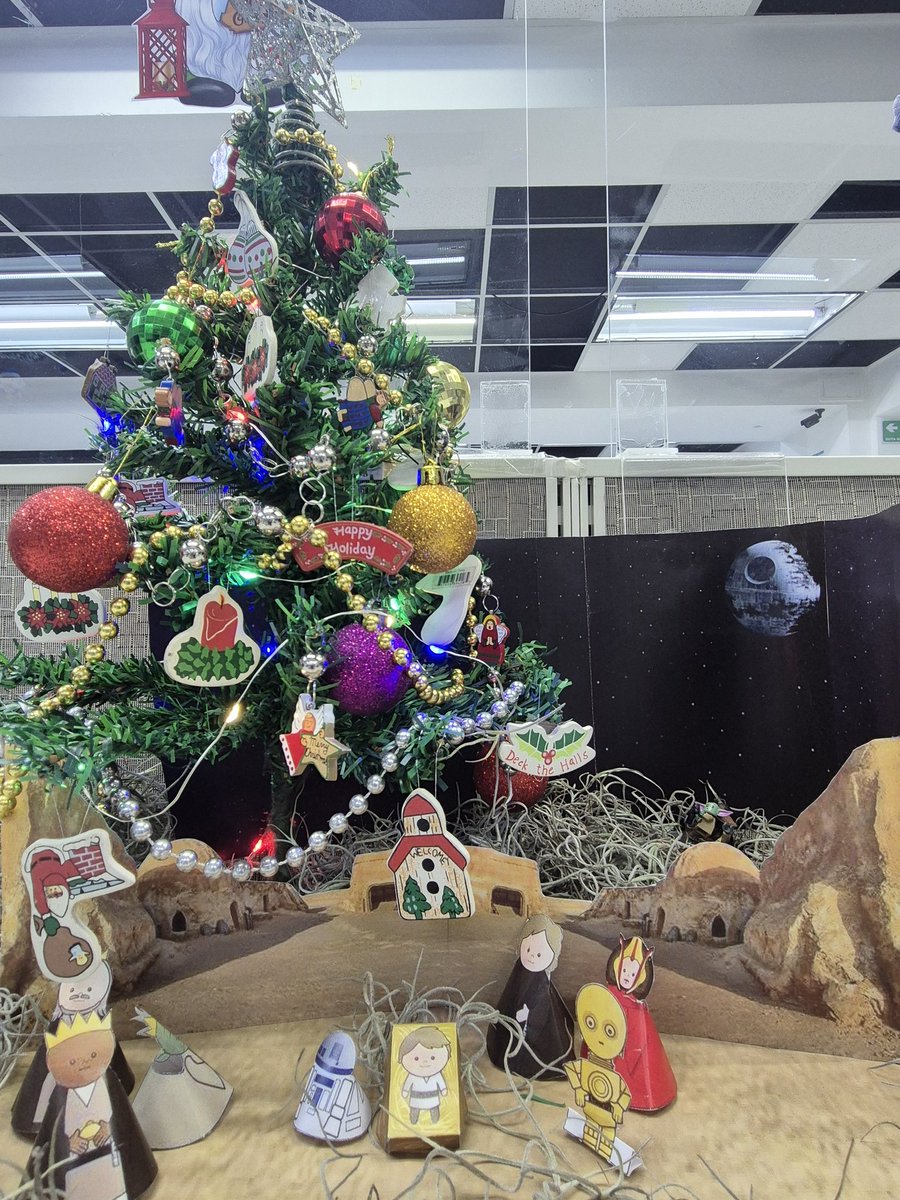 Desde una galaxia no tan lejana, damos inicio a la temporada navideña. Que la Fuerza nos llene de ilusión, amor y una pizca de rebeldía. 🎄✨
