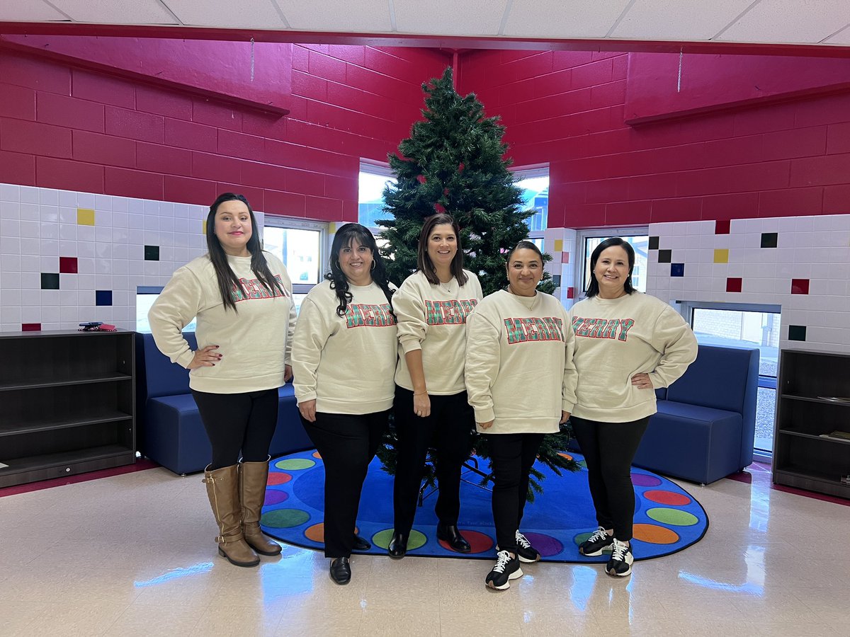 mnavarro23_e's tweet photo. Feeling so grateful and blessed to lead alongside this incredible♥️ group of ladies! We spread some holiday 🎄 cheer today as we welcomed our staff and students back to campus!@RooseveltDLA @DrH_OnTheEdge @EISDofSA @drklgilmor https://t.co/20Nce9xBJP