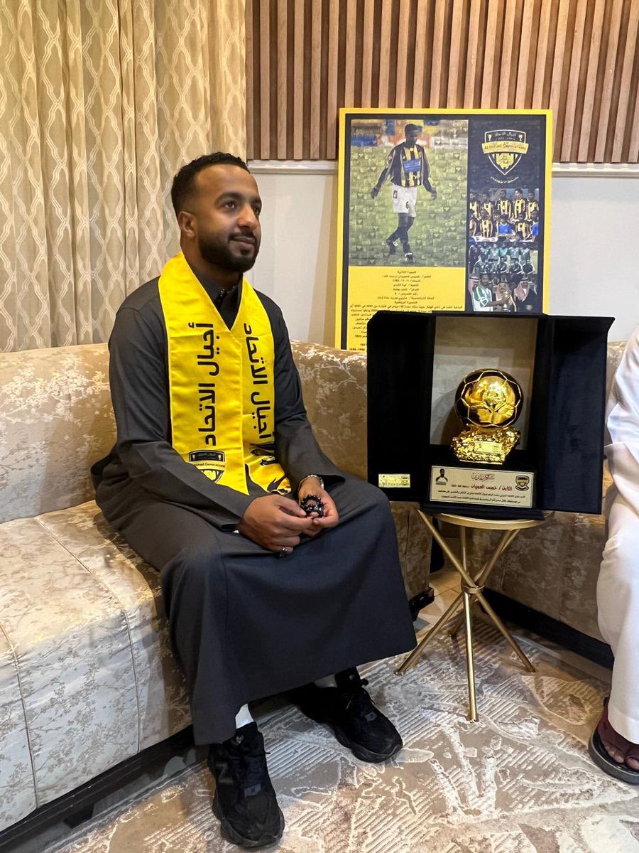 #اجيال_الاتحاد_تواصل_لمسات_الوفاء 
#اجيال_الاتحاد_تكرم_خميس_العويران

صور من مبادرة تكريم اجيال الأتحاد لنجم منتخبنا الوطني ونادي الاتحاد الكابتن خميس_العويران - رحمه الله 
تم التكريم في داره العامر في مدينة #الرياض مساء  أمس  الاثنين ١ جمادى الآخرة ١٤٤٦هـ  الموافق  ٢ ديسمبر