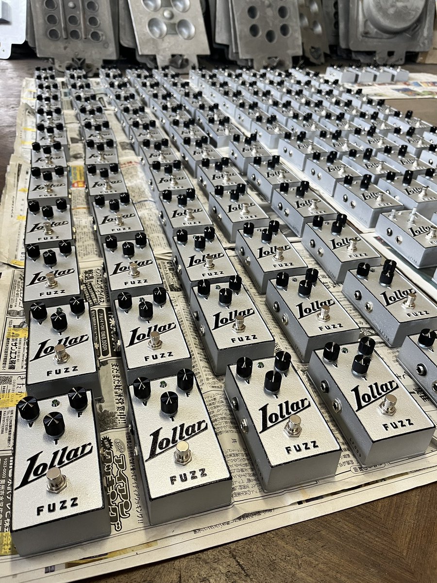 kgrharmony's tweet photo. Lollar Pickupsとのコラボペダル、2機種目が限定発売になりましたー🙌
Lollar Fuzz (Big Muff Type. “KUROFUNE” MOD)
"あられ"に続きアメリカで人気の黒船FUZZをベースに、日本製の古い2SA1015トランジスタを使った特別なモデルに仕上げました⚡️⚡️
https://t.co/UQLEdpovSW
#Lollar #fuzz https://t.co/VF4leta6q4
