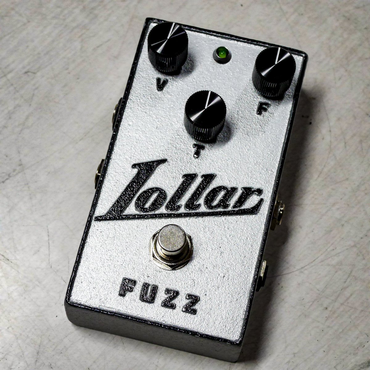 kgrharmony's tweet photo. Lollar Pickupsとのコラボペダル、2機種目が限定発売になりましたー🙌
Lollar Fuzz (Big Muff Type. “KUROFUNE” MOD)
"あられ"に続きアメリカで人気の黒船FUZZをベースに、日本製の古い2SA1015トランジスタを使った特別なモデルに仕上げました⚡️⚡️
https://t.co/UQLEdpovSW
#Lollar #fuzz https://t.co/VF4leta6q4