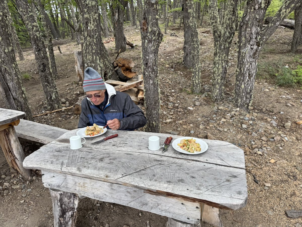 SimonRamosMe's tweet photo. Dia 3. 
Más cabalgatas y vistas panorámicas. 
Almuerzo en el bosque y cerramos con baño caliente a leña com vista al cerro (que siempre tiene alguna nube). 
Creo que me gusta este lugar.. https://t.co/9S7b9xhae5