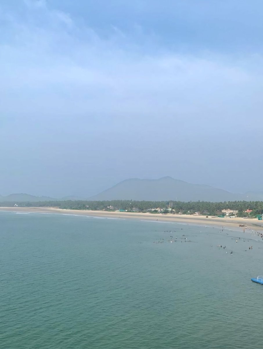 While some are cribbing that Tourism is dying in India, that Goa is a gone-case, there's  one Tourism that'll never die in India and that is Spiritual  Tourism. 
From being a tiny fishing hamlet a few decades ago, Murudeshwar which boasts of having the 2nd tallest gopuram and the