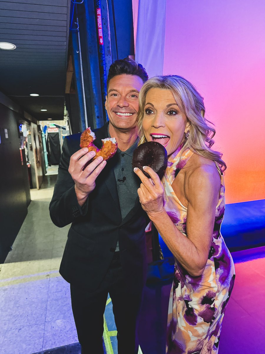RyanSeacrest's tweet image. A sweet way to kickoff Fabulous Food Week at @WheelofFortune 🍩!