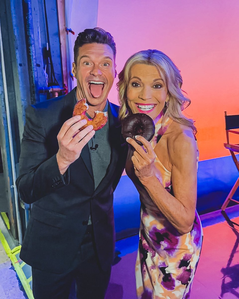 RyanSeacrest's tweet image. A sweet way to kickoff Fabulous Food Week at @WheelofFortune 🍩!