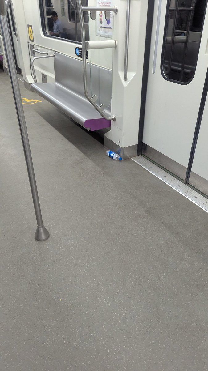 rajashk's tweet photo. @metrorailpune The First Train of the Day starting from Vanaz, Cleanliness = 0. Lifts at Vanaz = Partially Working, Staircase Lights = OFF. 
It seems world-class Infra in the hands of "Paper-Qualified". @AshwiniVaishnaw https://t.co/gkWkYkhkma
