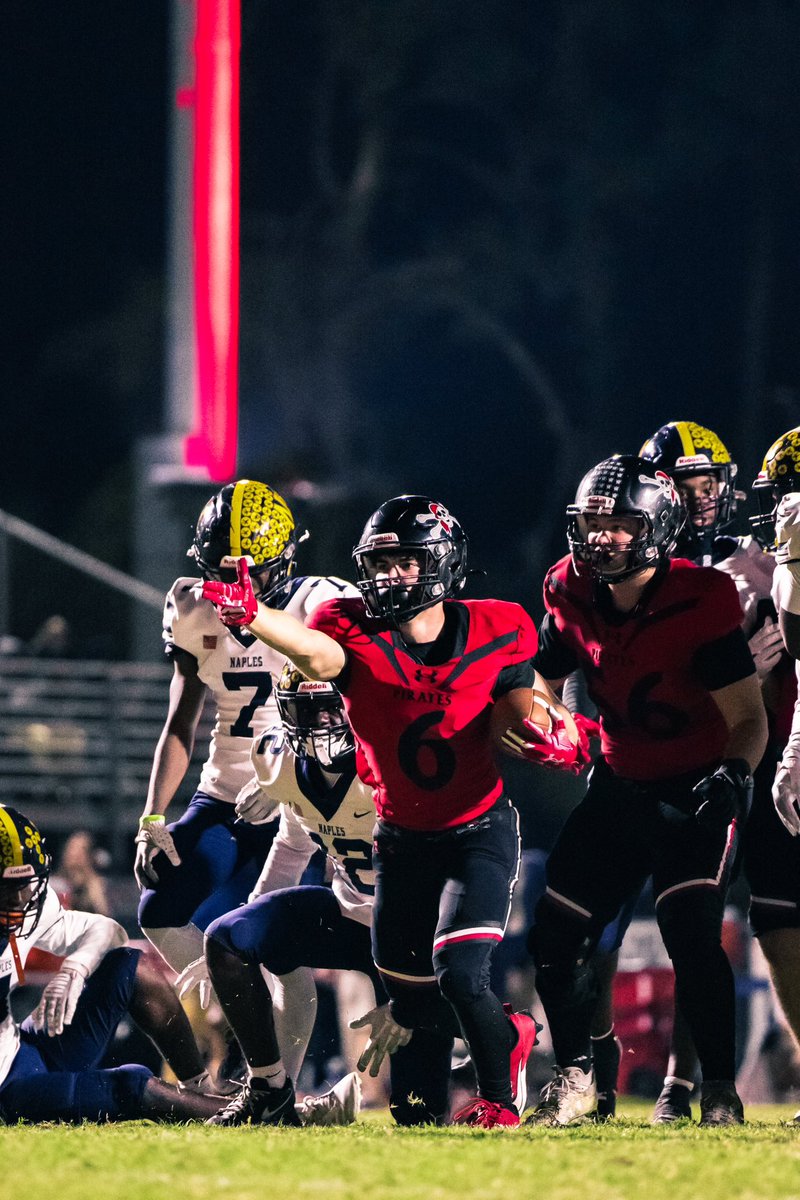 hudl.com/v/2R4QZi Sr season highlights 36 catches for 405 yards 6 touchdowns❗️play maker ability check me out 🎮.