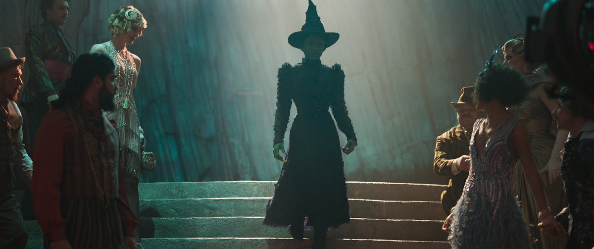 Shiz was full of some haters fr bc why were they acting like my bitch was eating down? monochromatic fit, hat was cunt, waist CINCHED with a nasty boot too... They just couldn’t take the doll