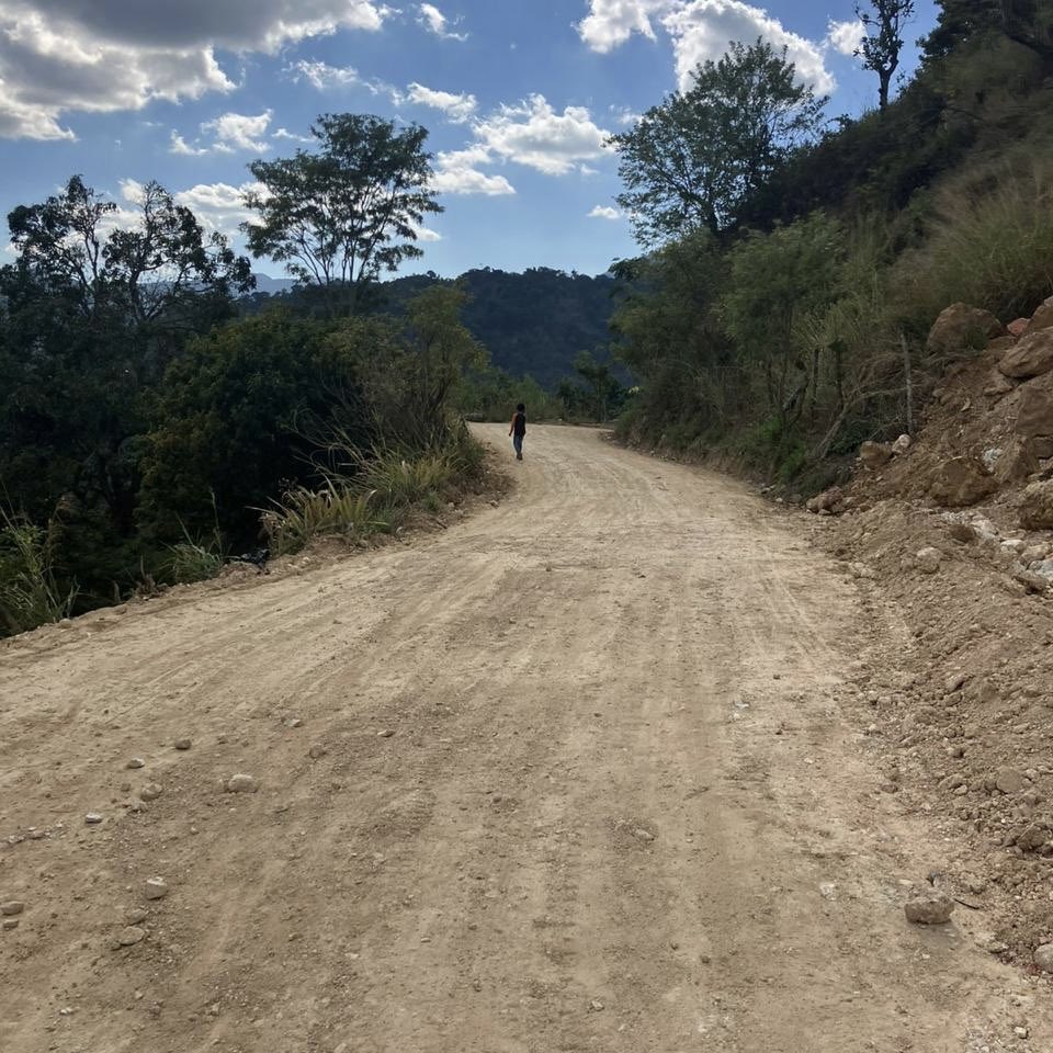 OnlyenmiGuate's tweet photo. El Salvador inaugurando un nuevo periférico / Guatemala inaugurando una nueva calle de tierra. 

¿Pedir un ministro capaz en el @CIV_Guatemala es mucho pedir? https://t.co/jiCZxin73m