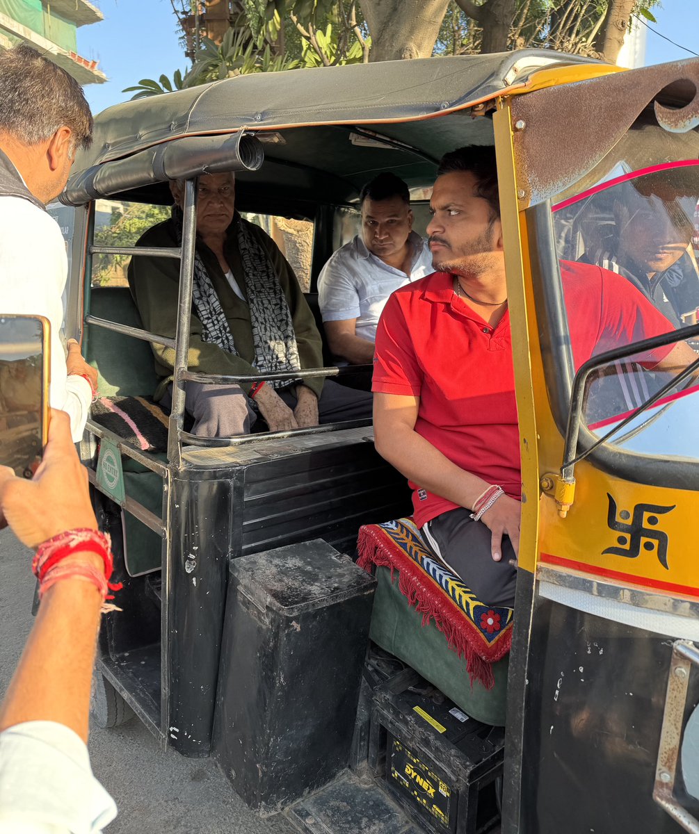 Goverdhan Singh (@goverdhanrti) on Twitter photo एयरपोर्ट के सामने थड़ी पर बैठा एक साधारण इंसान, जो असल में राजस्थान का कृषि मंत्री है—श्री <a href="/DrKirodilalBJP/">Dr. Kirodi Lal Meena</a> उर्फ़ बाबा।
न तामझाम, न बड़ी गाड़ियों का काफिला, न लाल-पीली बत्ती की चमक, और न ही वर्दीधारी पुलिस का हुजूम। सिर्फ एक साधारण चाय की थड़ी, जहाँ देश की मिट्टी से जुड़े इस नेता एयरपोर्ट के सामने थड़ी पर बैठा एक साधारण इंसान, जो असल में राजस्थान का कृषि मंत्री है—श्री <a href="/DrKirodilalBJP/">Dr. Kirodi Lal Meena</a> उर्फ़ बाबा।
न तामझाम, न बड़ी गाड़ियों का काफिला, न लाल-पीली बत्ती की चमक, और न ही वर्दीधारी पुलिस का हुजूम। सिर्फ एक साधारण चाय की थड़ी, जहाँ देश की मिट्टी से जुड़े इस नेता