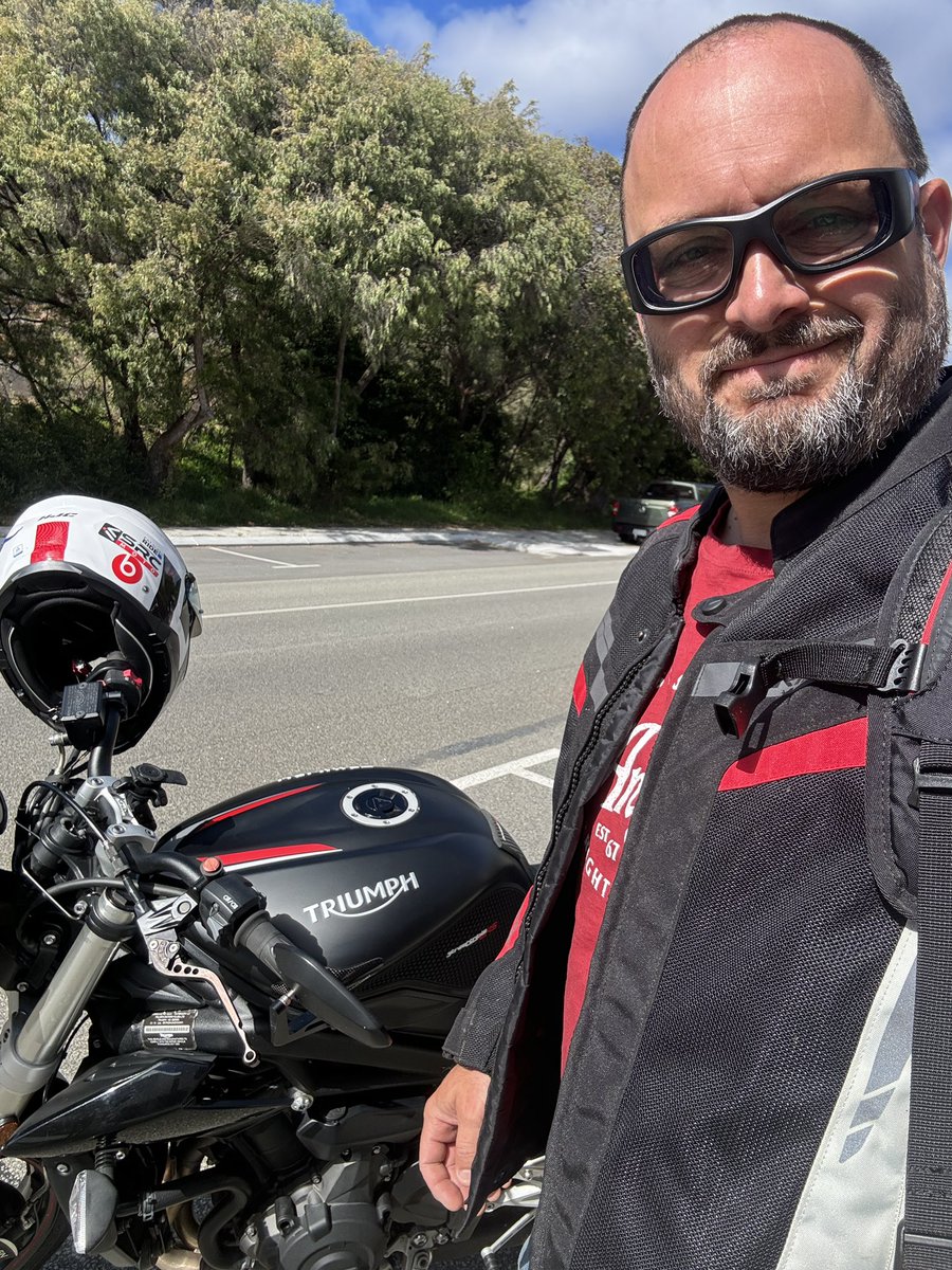 One of the advantages at harvest time of being a consultant…everyone’s busy on headers! 🌞🏍️😁
