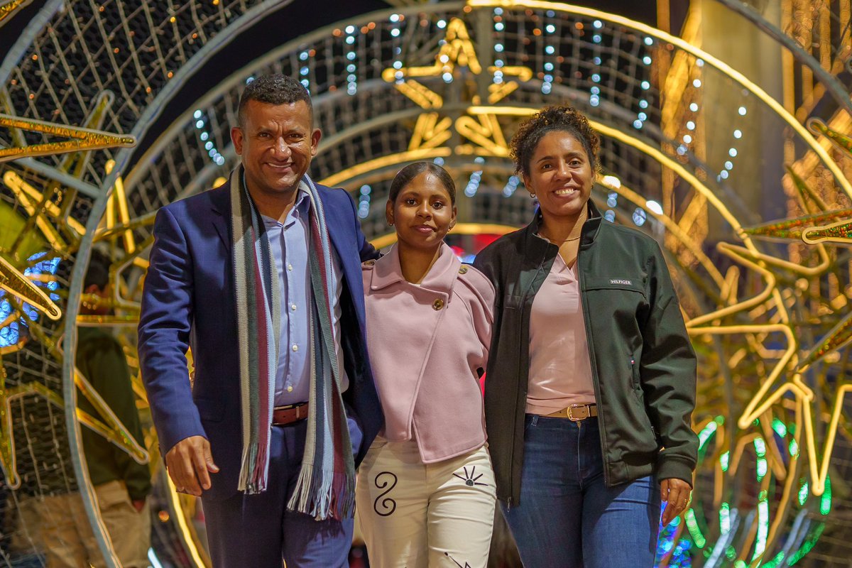 LuisAlfonsoEsc's tweet photo. ¡Bienvenida la Navidad a #Nariño! ✨

Junto a mi familia, el Alcalde de Pasto, @NicolasToro2024, y nuestros equipos de trabajo, encendimos la magia de la Navidad en la @gobnarino y la senda de la luz. Esta época tan esperada es un llamado a renovar la esperanza, fortalecer los lazos que nos unen y creer en la paz como el regalo más valioso que podemos dar y recibir. 

Que cada luz sea un recordatorio de la resiliencia que llevamos en el alma y del amor que nos guía como territorio. Los invitamos a disfrutar de este espacio y tiempo en familia y a dejar que la Navidad ilumine sus corazones. ❤️
