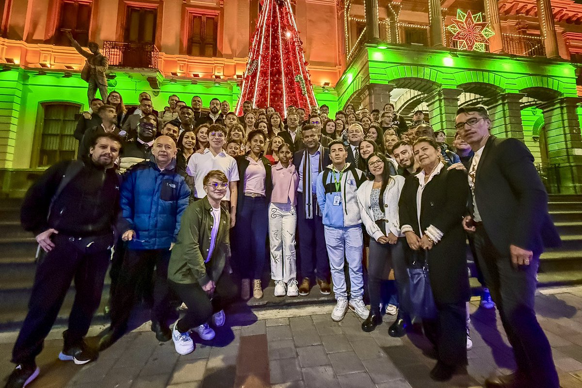 LuisAlfonsoEsc's tweet photo. ¡Bienvenida la Navidad a #Nariño! ✨

Junto a mi familia, el Alcalde de Pasto, @NicolasToro2024, y nuestros equipos de trabajo, encendimos la magia de la Navidad en la @gobnarino y la senda de la luz. Esta época tan esperada es un llamado a renovar la esperanza, fortalecer los lazos que nos unen y creer en la paz como el regalo más valioso que podemos dar y recibir. 

Que cada luz sea un recordatorio de la resiliencia que llevamos en el alma y del amor que nos guía como territorio. Los invitamos a disfrutar de este espacio y tiempo en familia y a dejar que la Navidad ilumine sus corazones. ❤️