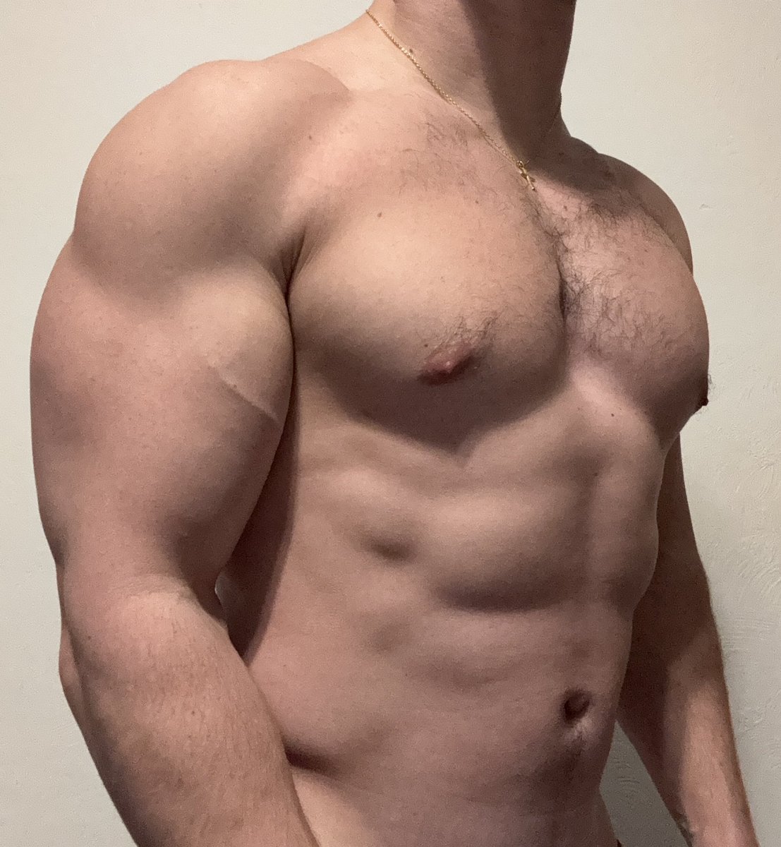 It’s like I was etched out of stone🤴🏻Bow down to a true muscle god💪🏻🧎🏻‍♂️😵‍💫