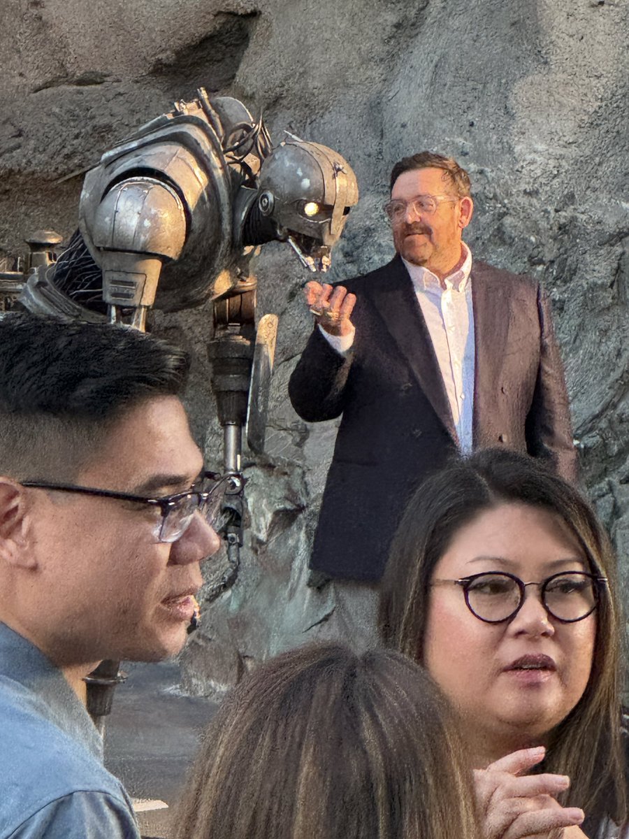 laughingplace's tweet photo. @Disneyland Nick Frost poses with (and kisses!) his character SM-33. #StarWars #SkeletonCrew #Disneyland https://t.co/ynWGgeT483