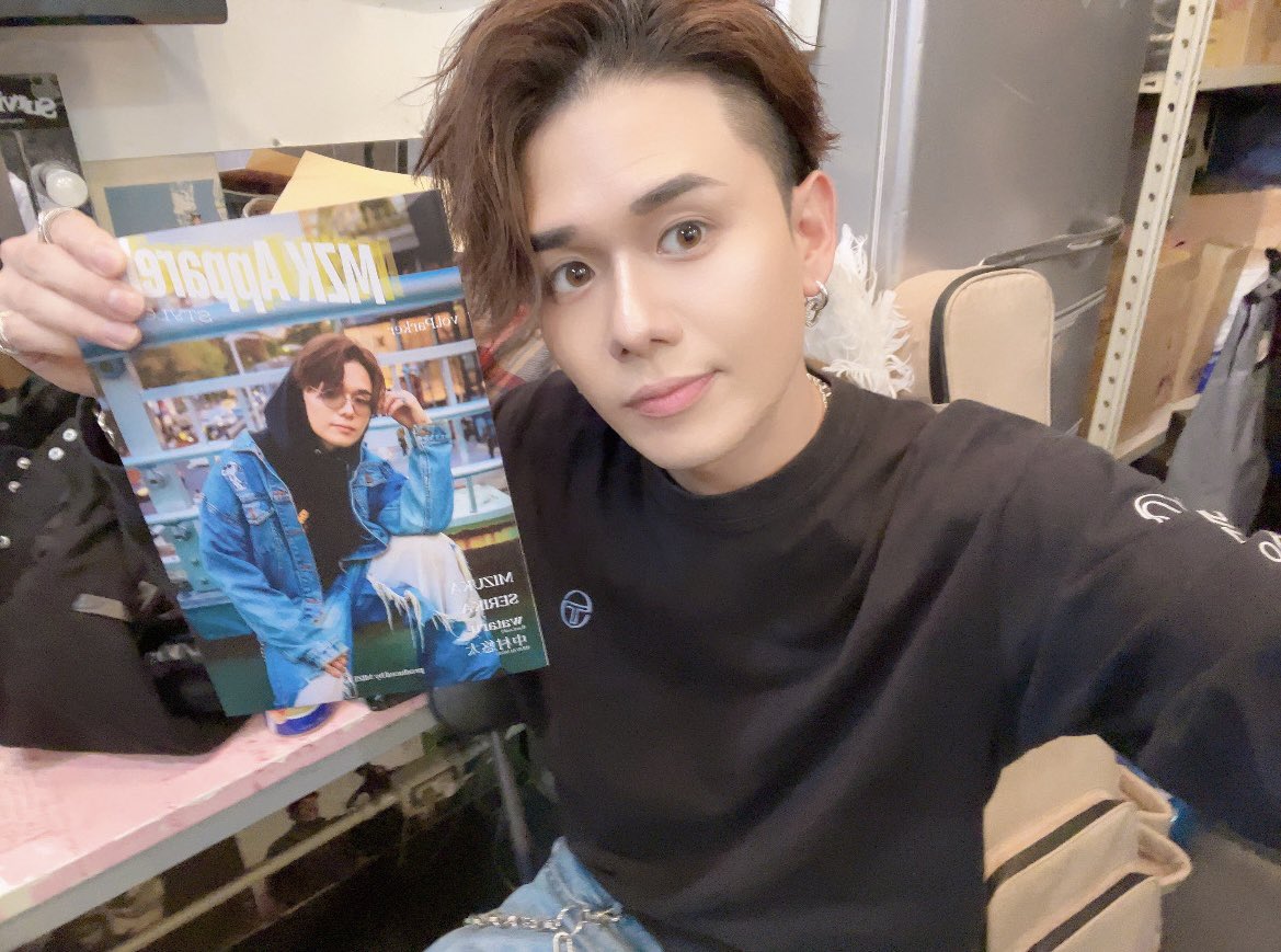 yuta_nakamura_'s tweet image. おはよう🌞
昨日フォトブック頂きました〜✨
MIZUKAちゃんありがとう〜✌️
自分が本になってるのマジで新鮮でした笑
こーいうお仕事もやっていきたいのよ〜🕺🏼
#MZK