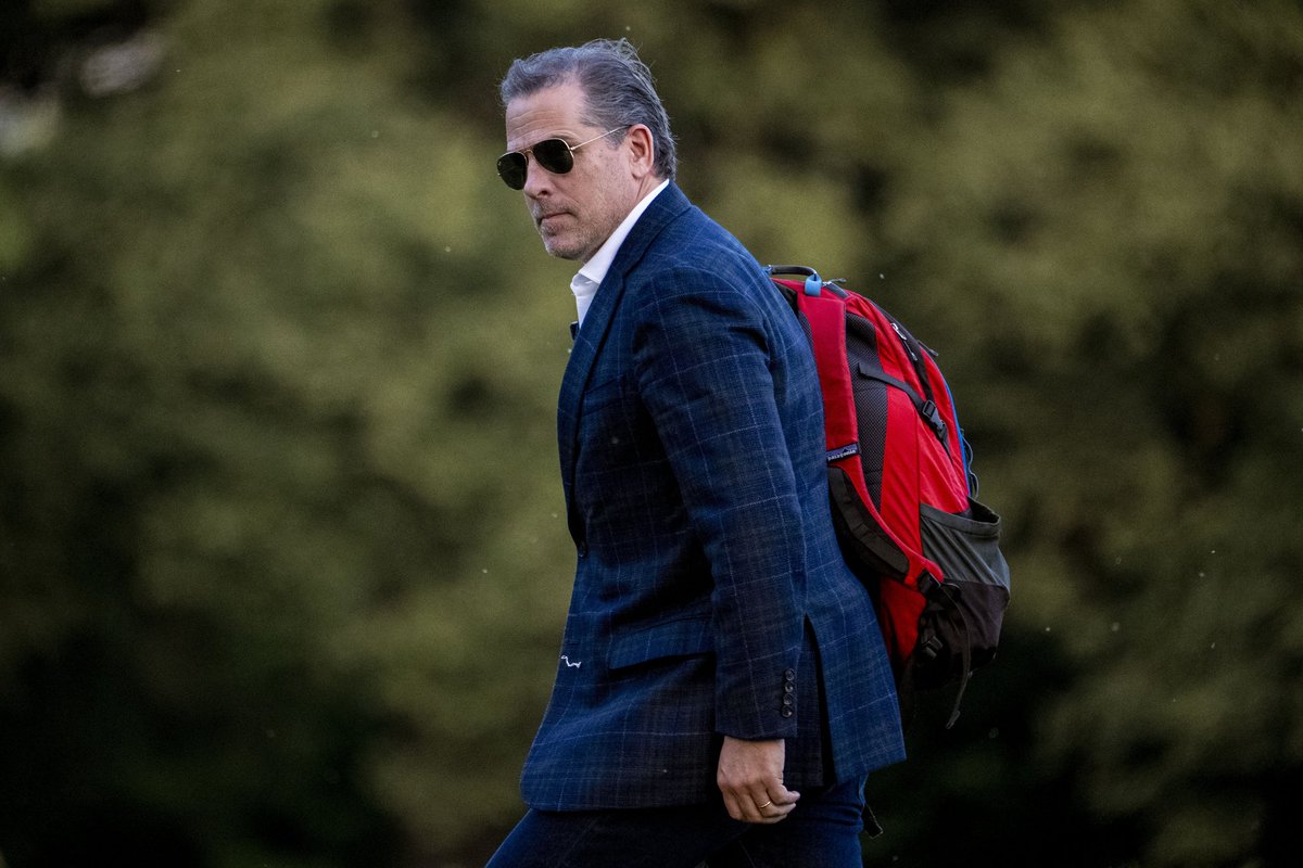 TLOCSRadio's tweet image. Have you ever wondered what was in #HunterBiden's #RedBackpack that is always with him everywhere he goes? Is it #Drugs? Is it the 10% for "#TheBigGuy"? I highly doubt it's a #BugOutBag, #SleepoverBag or #DiaperBag. I'm betting that it's drugs.
#BidenGuiltyOfTreason #MAGA