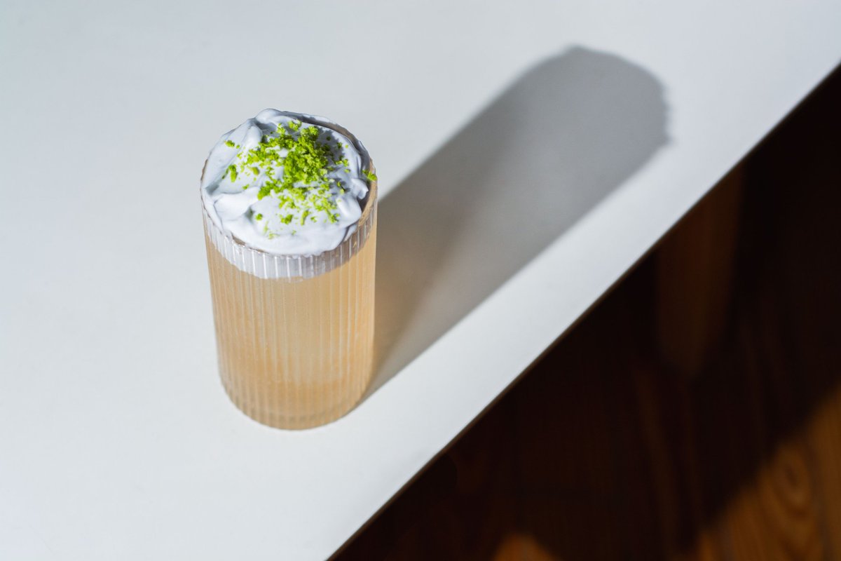 Álbum + Upgrade = Cóctel / Vol. 1 

Hay dos cosas que están presentes en mi vida y en algún punto me salvaron la vida, la música y la coctelería, esta es mi forma de retribución.

50 ml Manzanas al Chardonnay / Vodka  Sous Vide
120 ml Coriandro Tostado / Soda
Lima / Espuma Salina