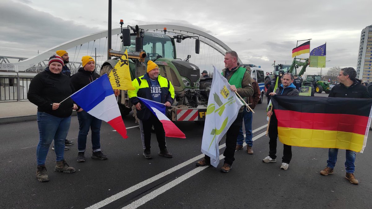 lsv_bw_de's tweet photo. Europabrücke Kehl / Straßburg 02.Dezember 2024 für gleiche Produktionsstandards und eine verpflichtende Herkunftslandkenzeichnung in Handelsabkommen #Mercosur https://t.co/9C07NCXurv