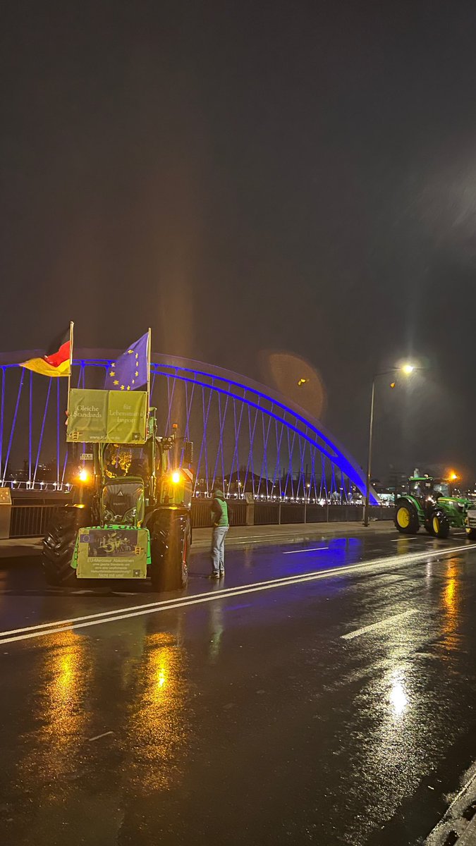 lsv_bw_de's tweet photo. Europabrücke Kehl / Straßburg 02.Dezember 2024 für gleiche Produktionsstandards und eine verpflichtende Herkunftslandkenzeichnung in Handelsabkommen #Mercosur https://t.co/9C07NCXurv