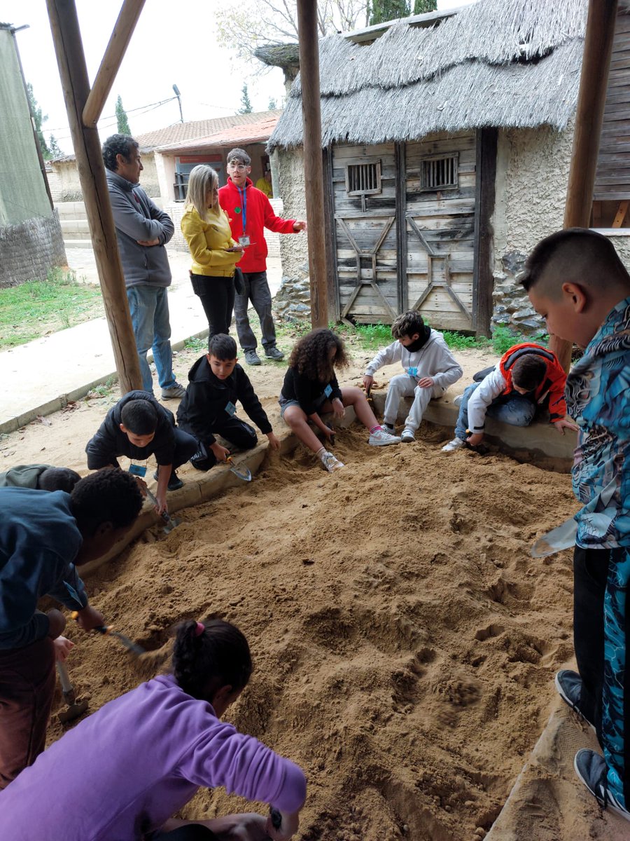 Los cursos de 3⁰ y 4⁰ del <a href="/CeipVelez/">CEIP Vélez de Guevara</a> han visitado hoy el Poblado Tartéssico de Gibraleón para aprender cosas sobre los Tartessos, pueblo que pobló nuestra tierra y se puede decir que es el origen de Andalucía.
Esta civilización es el centro de nuestro proyecto de investigación