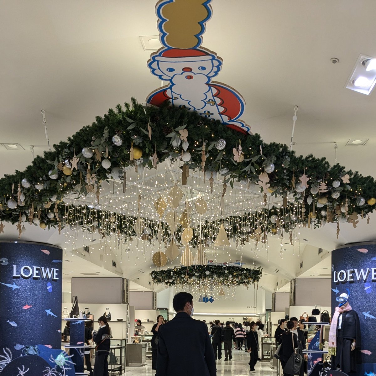 I, the 一文無し (broke) intern, went to the department store Isetan and realised that I can't really buy ANYTHING. Welp I'll just shop at the hyakkin stores ;-;

Also, that Santa on the ceiling gives me the heebie-jeebies

#sophiacommunications #isetan #shinjuku #sovenir #shopper