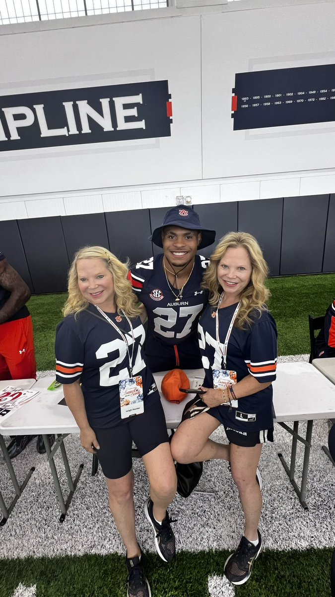 MLeighHunter's tweet photo. @JArquez27 My twin sister and I proudly wear your jersey! Thank you for your leadership, talent, and faith in Auburn! We are family!! May your future be bright! WDE! https://t.co/zJqyOINKP4
