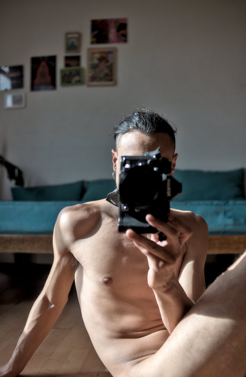 GatovillanoFoto's tweet photo. Con estos autorretratos parto este nuevo perfil donde iré compartiendo mis fotografías de desnudos, con un enfoque erótico, pornográfico y artístico. Soy Gato, fotógrafo hace 13 años oficialmente, pero desde los 15 años que experimento. Saludos a todxs 📸 https://t.co/rbSoMg5Bvy
