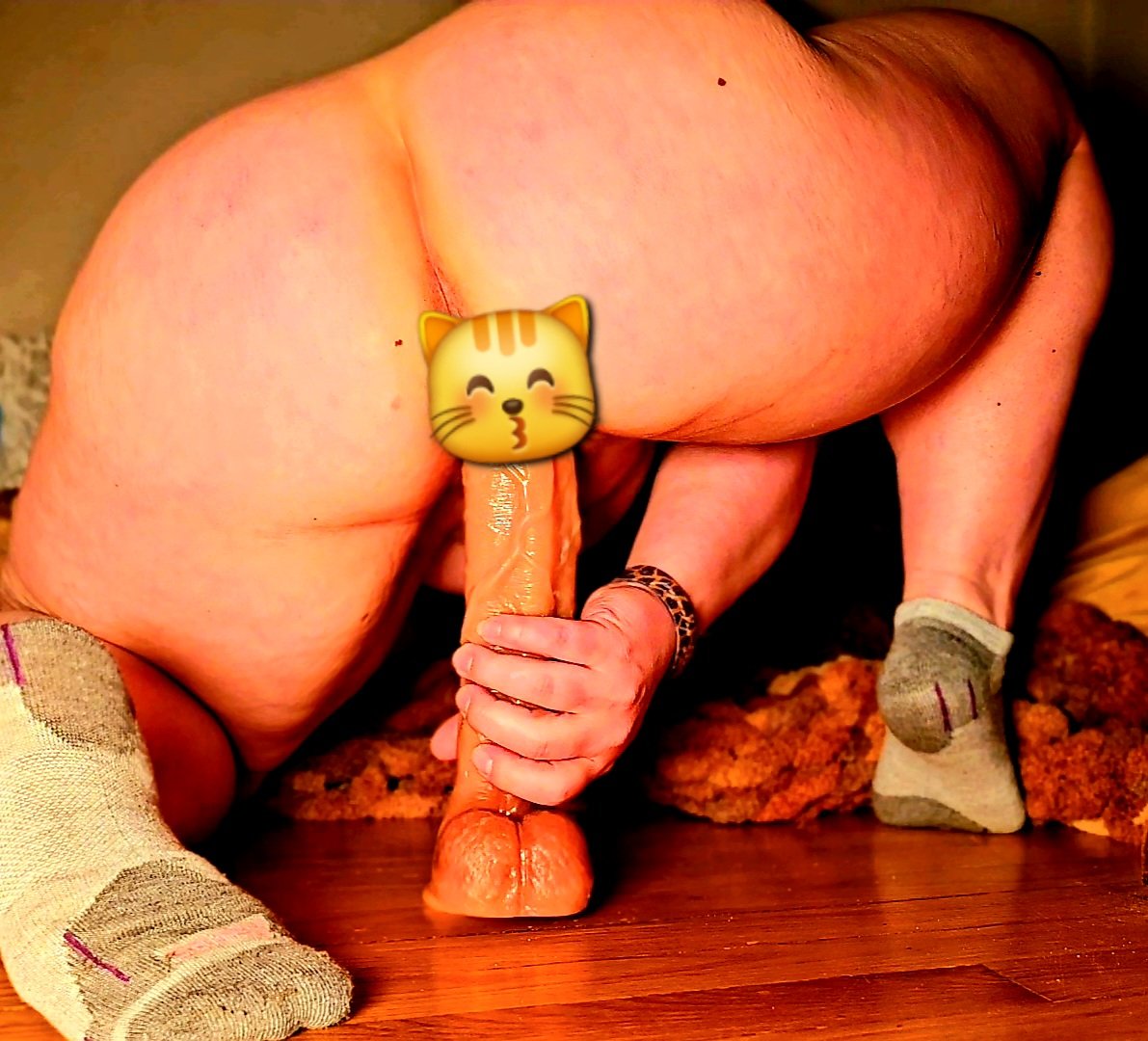 Midw3stM1lf's tweet photo. You saw Phil, now meet his friends. They love to fill me up as well. Come watch the video sweetie 😘 

#TREASURE #onlyfans #bigass #milf #midwest #thicc #gyat #nsfw #baddragon #toys https://t.co/Bs5XRw2xaC