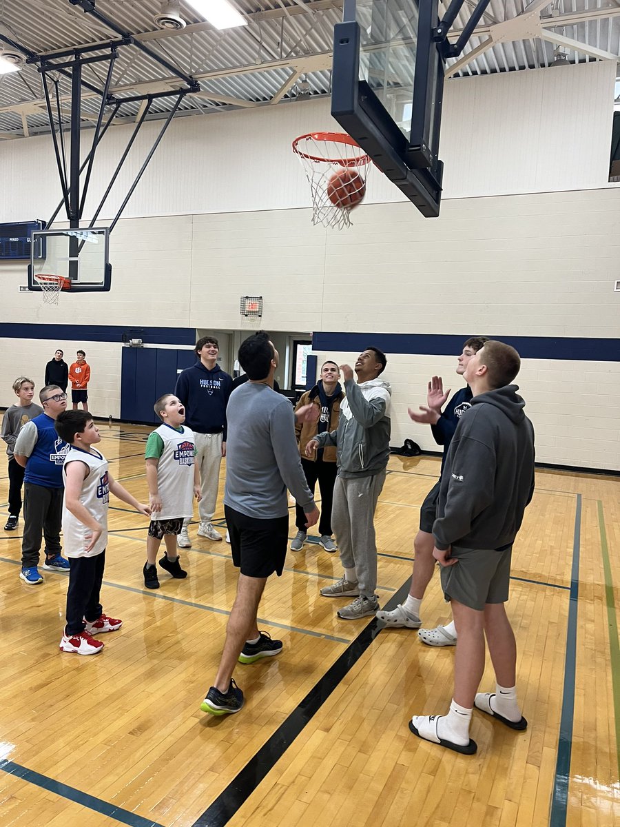 HudsonHoops_'s tweet photo. Thank you to our guys and  @EmpowerSportsHQ for allowing the game of basketball to connect kids in our community! What a great experience for all who attended! #RollHud https://t.co/JmhUTtPiyc