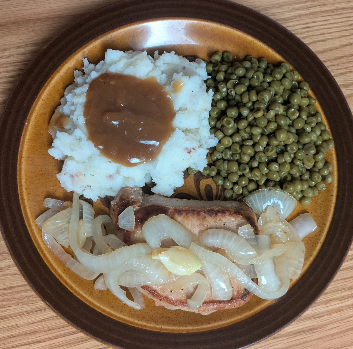 recipesallkinds's tweet photo. Grilled Pork Chop with Sauteed Onions, Mashed Potatoes & Gravy, Sweet Peas
#allkindsofrecipes #testkitchen #grilledporkchop #porkchop #sauteedonions #onions #garlic #mashedpotatoesandgravy #mashedpotatoes #gravy #sweetpeas #butteredpeas #peas #comfortfood https://t.co/Dy7JraTr4v