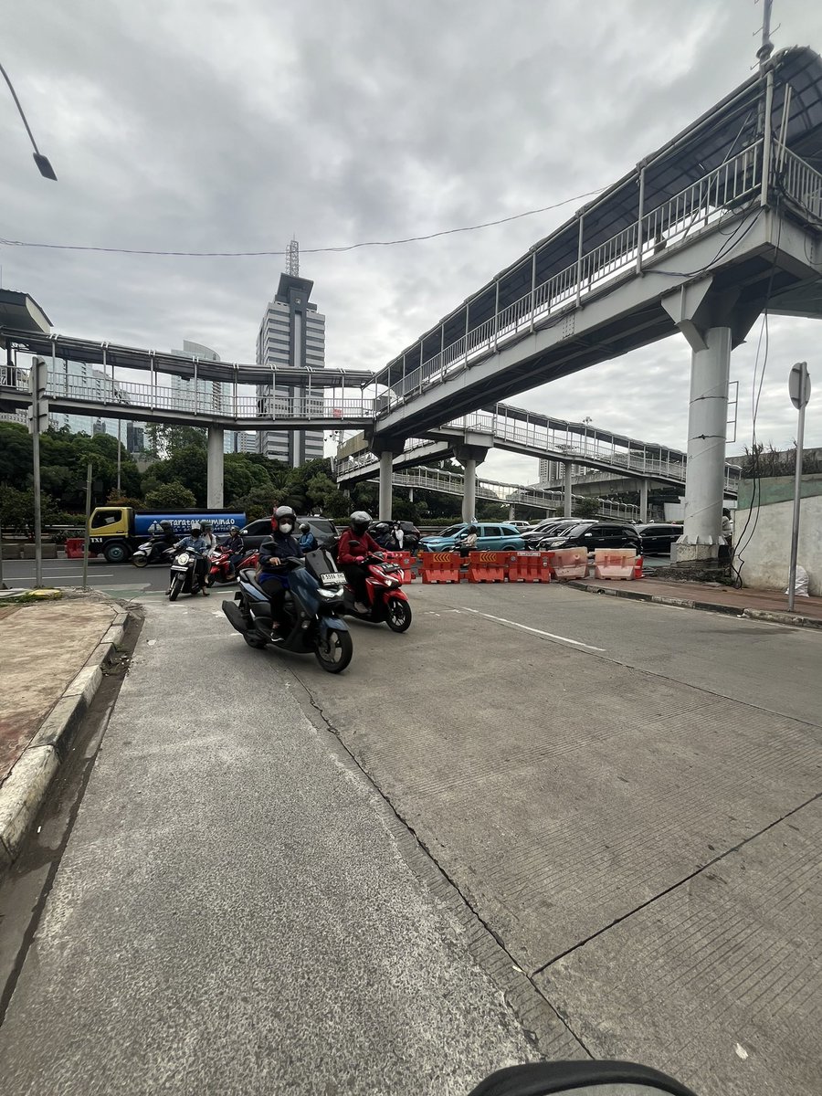 milhamiqbal's tweet photo. ini sebenernya yang salah siapa sih? jalannya ditutup, orang2 mau gamau lewat jalannya mall semanggi, dan kalau dilintasi mesti bayar pada saat keluar. padahal itu ada plang 2 jalur di jalan yg ditutup itu. bingung euy https://t.co/ImbZK46FXN