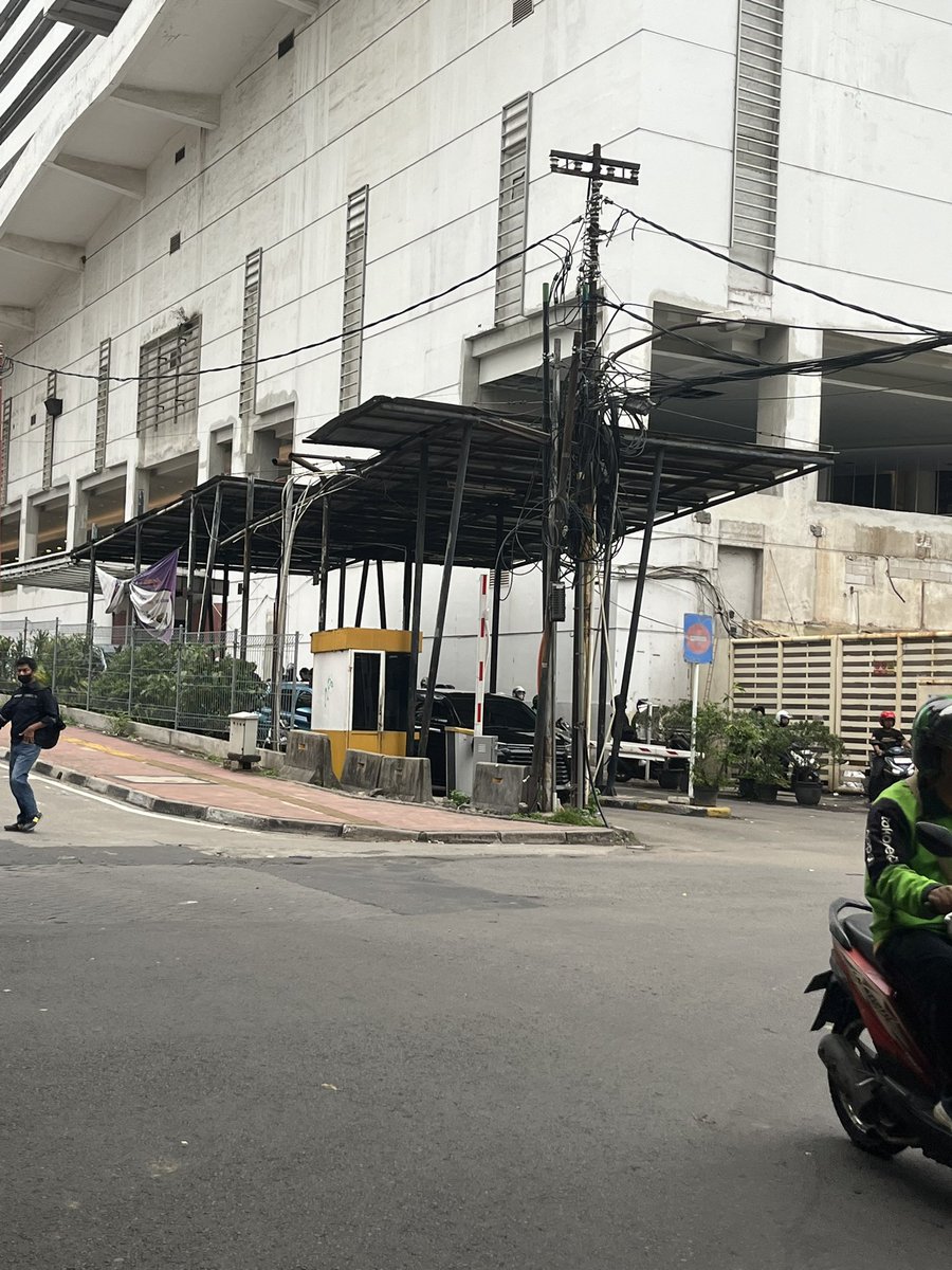 ini sebenernya yang salah siapa sih? jalannya ditutup, orang2 mau gamau lewat jalannya mall semanggi, dan kalau dilintasi mesti bayar pada saat keluar. padahal itu ada plang 2 jalur di jalan yg ditutup itu. bingung euy