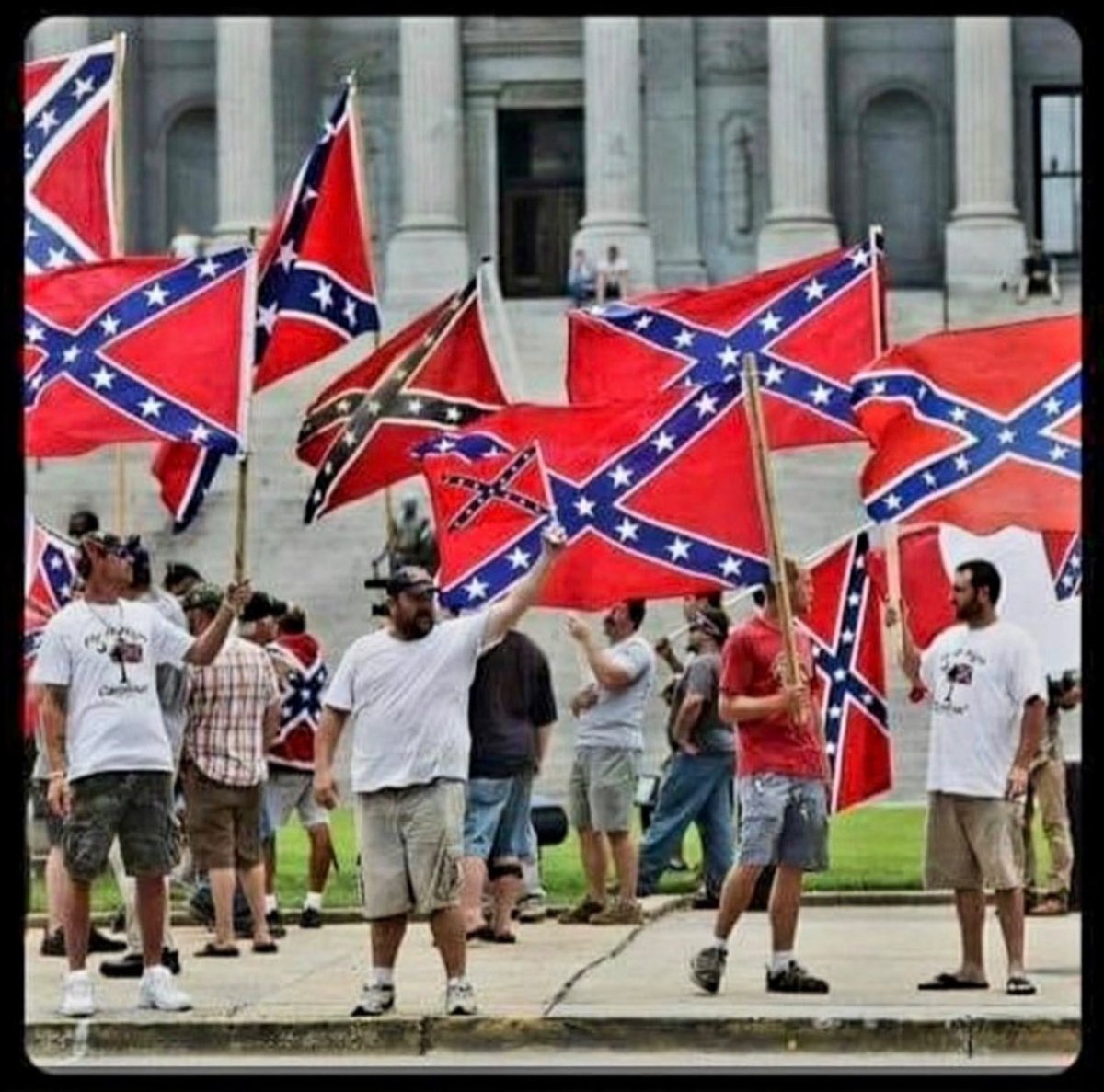 Raise a ✋ if you think this flag is VERY offensive, and should be banned! 🙋‍♂️