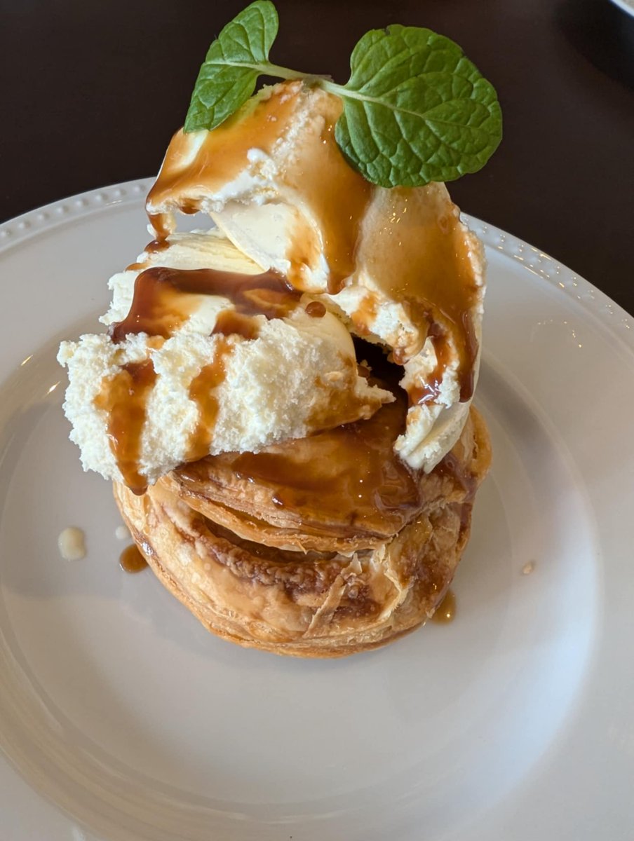 In all honesty, I'd never heard of marrons (french: marron glacé) until I came to Japan, but now I can't live without them. 
The chestnut flavour is just🤩

Hearty thanks to the Chairman​ of General Bond Pvt Ltd here in Meguro for the amazing treat🩵

#sophiacom #ゼネラルボンド