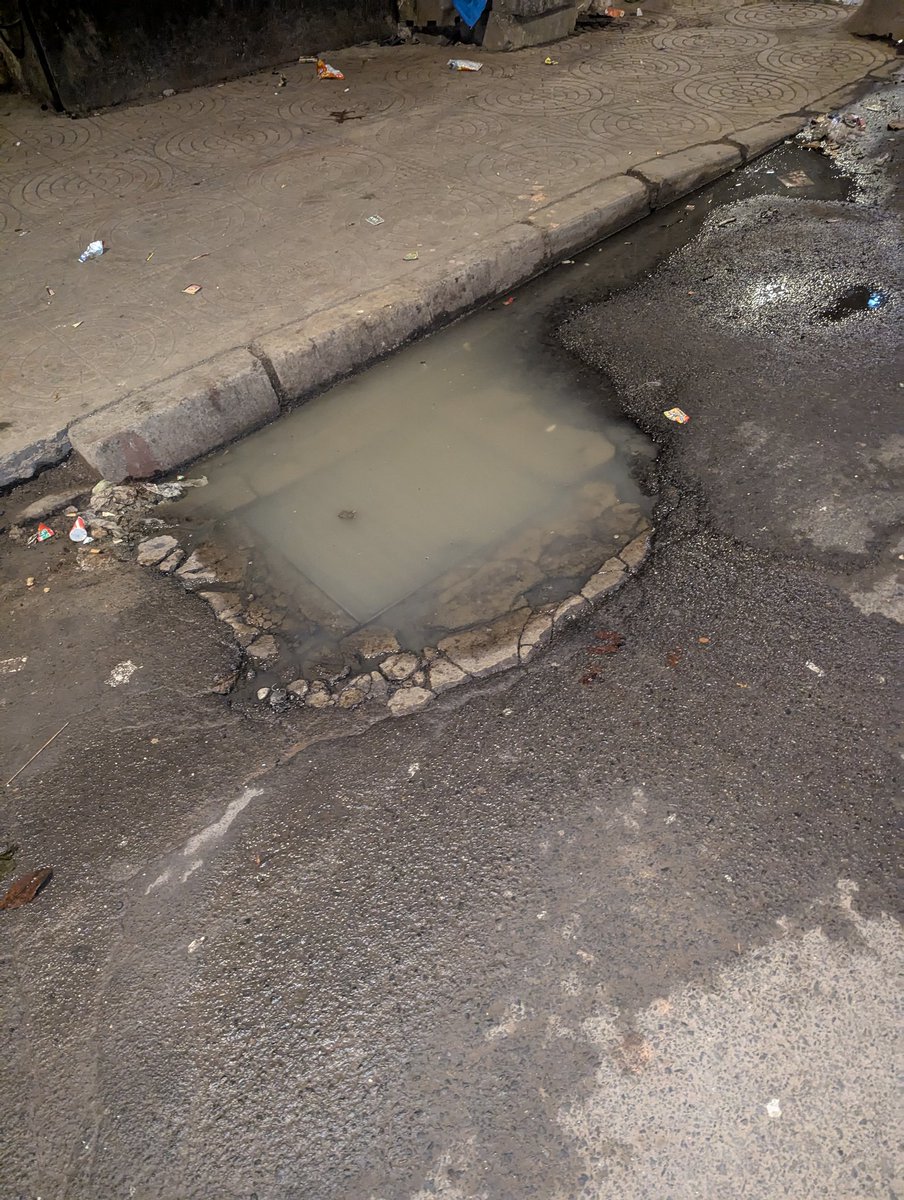 SharonDivan's tweet photo. @mybmcWardD 5.30am and gutters around the Babulnath Temple area are overflowing, stagnant or smelly. You really need to get this taken care of, please. https://t.co/UKpQouoxm3