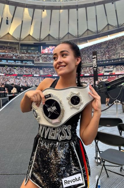 Sisisisimba23's tweet photo. Marina en la velada del año rodeada de youtubers, ganando y haciendo que todos se picaran con ella

Marina llegando a la final de masterchef rodeada de gente de la tv, que la menospreciaban por ser una cria e influencer

Mientras tanto se saca dos carreras sin despeinarse https://t.co/KI4uWM61dY