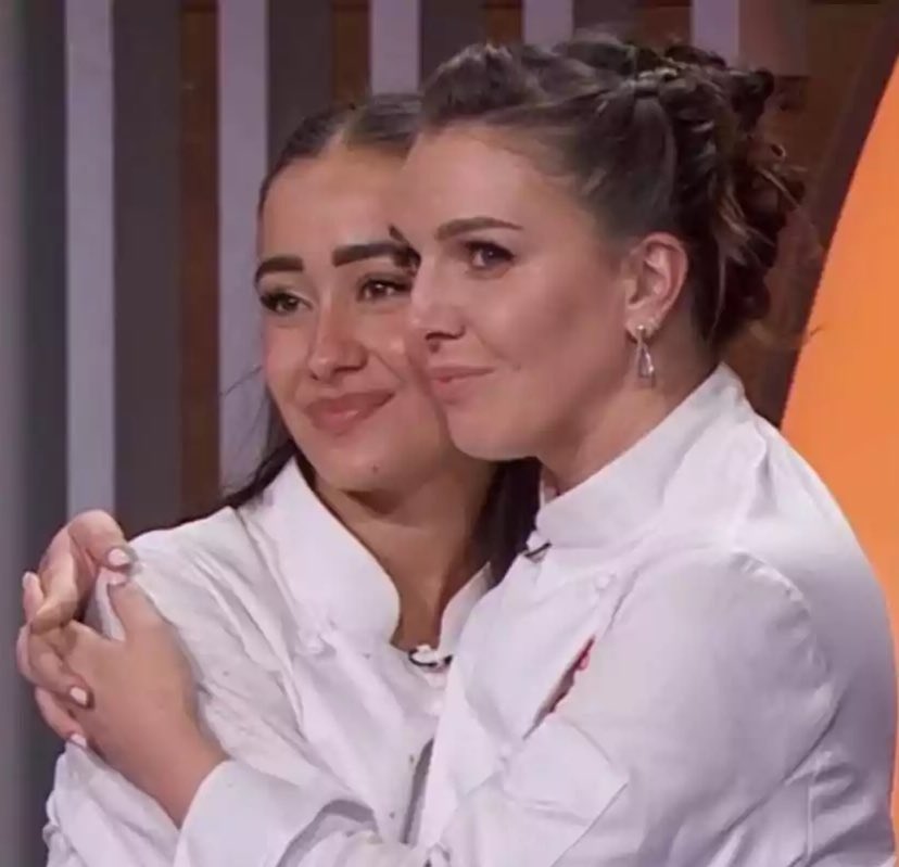 Marina en la velada del año rodeada de youtubers, ganando y haciendo que todos se picaran con ella

Marina llegando a la final de masterchef rodeada de gente de la tv, que la menospreciaban por ser una cria e influencer

Mientras tanto se saca dos carreras sin despeinarse