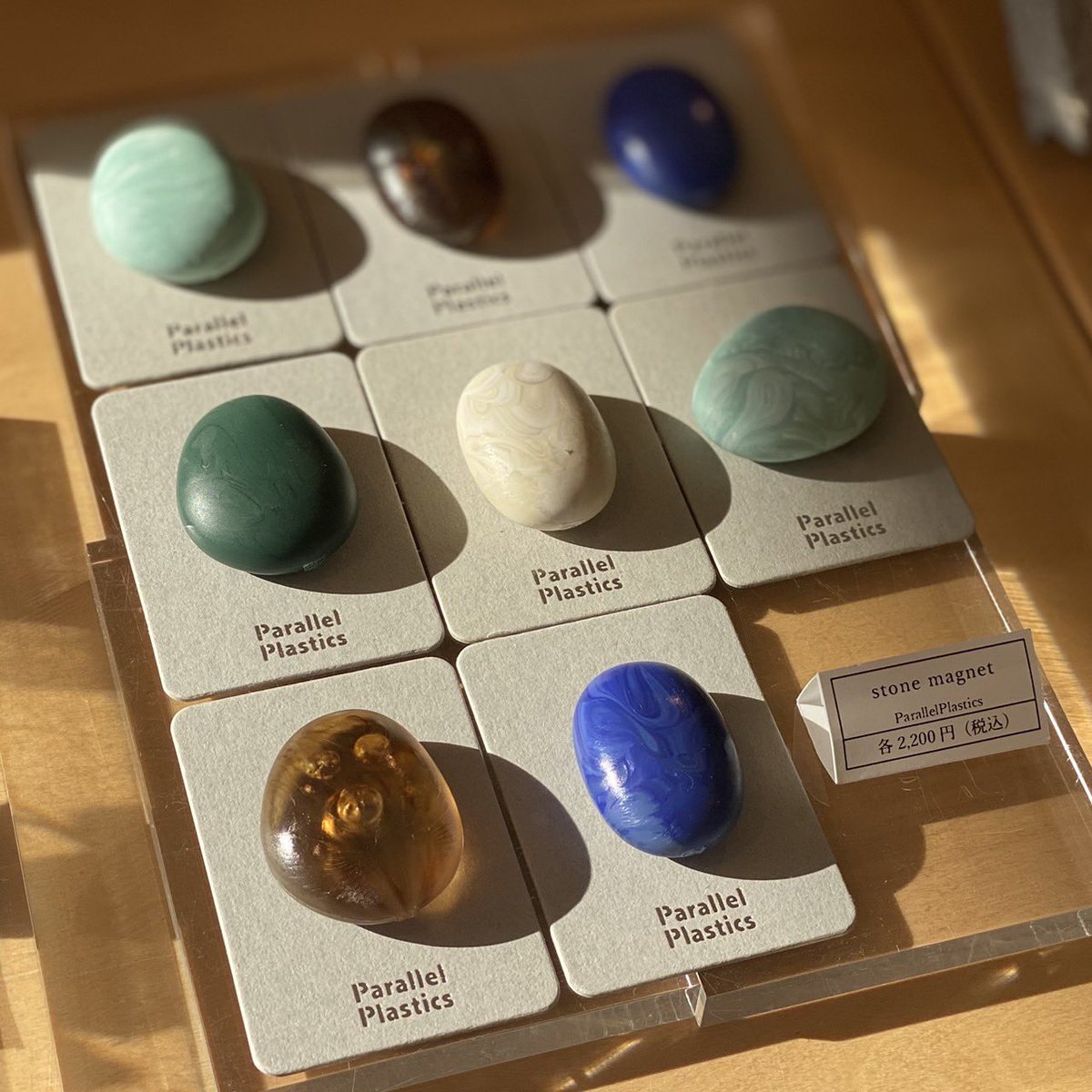 usaginonedoko_t's tweet image. 【自然の石 人工の石 販売商品】ウサギノネドコ東京店では、ParallelPlastics( @parallelplasti1 )の作品を展示販売しています。ご紹介の作品は「stone magnet」。プラスチックを再利用することで生み出された石にマグネットが付いています。20点セットのご用意もございます。