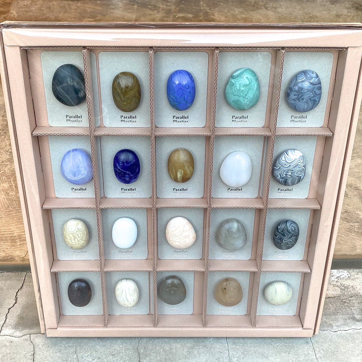 usaginonedoko_t's tweet image. 【自然の石 人工の石 販売商品】ウサギノネドコ東京店では、ParallelPlastics( @parallelplasti1 )の作品を展示販売しています。ご紹介の作品は「stone magnet」。プラスチックを再利用することで生み出された石にマグネットが付いています。20点セットのご用意もございます。