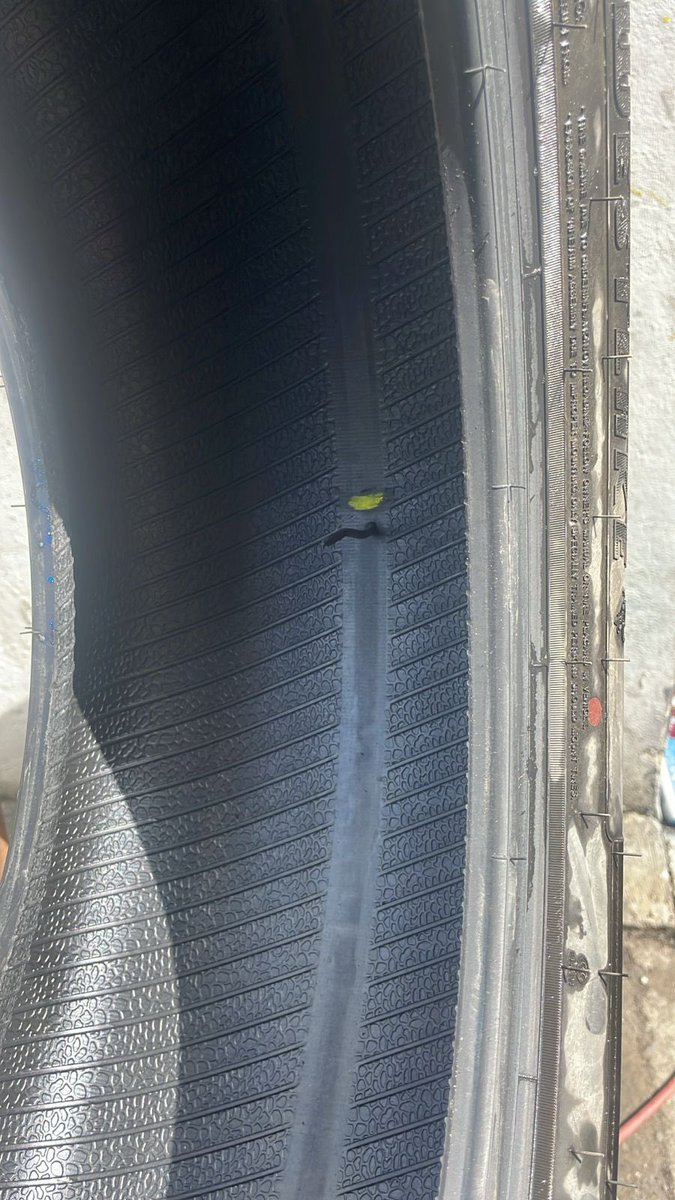 A mi esposa, en estos 3 meses, le han pinchado las llantas del carro en 6 ocasiones.

En la carr. 7a a la altura de la 180 y en la autopista norte. Hoy, nuevamente, le pincharon dos llantas para intentar robarla. 

Qué podemos hacer como familia? Rezar para que no la roben o